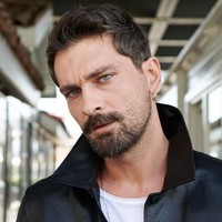 Pria yang dianggap tampan di Turki adalah mereka yang bisa menjaga ketahanan fisik dengan rajin latihan fitnes dan pintar menata rambut. Menariknya, wanita Turki juga menyukai pria dengan fitur wajah kontras, misalnya rambut warna gelap dan warna mata terang. Aktor seperti Burak Özçivit dan Onur Tuna banyak dikagumi di Turki. Foto: Instagram