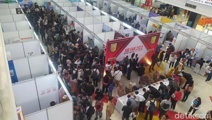 Para pencari kerja menyerbu job fair yang berlangsung di Artos Mall Magelang, Selasa (20/6/2023).