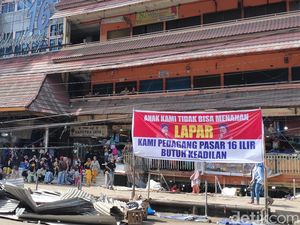 Ratusan PKL Demo Tolak Pembongkaran Lapak di Pasar 16 Ilir