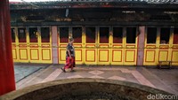 Warga melintas di depan Vihara Dharma Tedja di Jakarta Barat, Selasa (20/6/2023).  