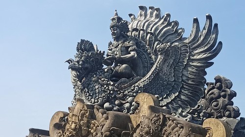 Patung dan panggung terbuka Garuda Wisnu Serasi (GWS) di Taman Bung Karno.