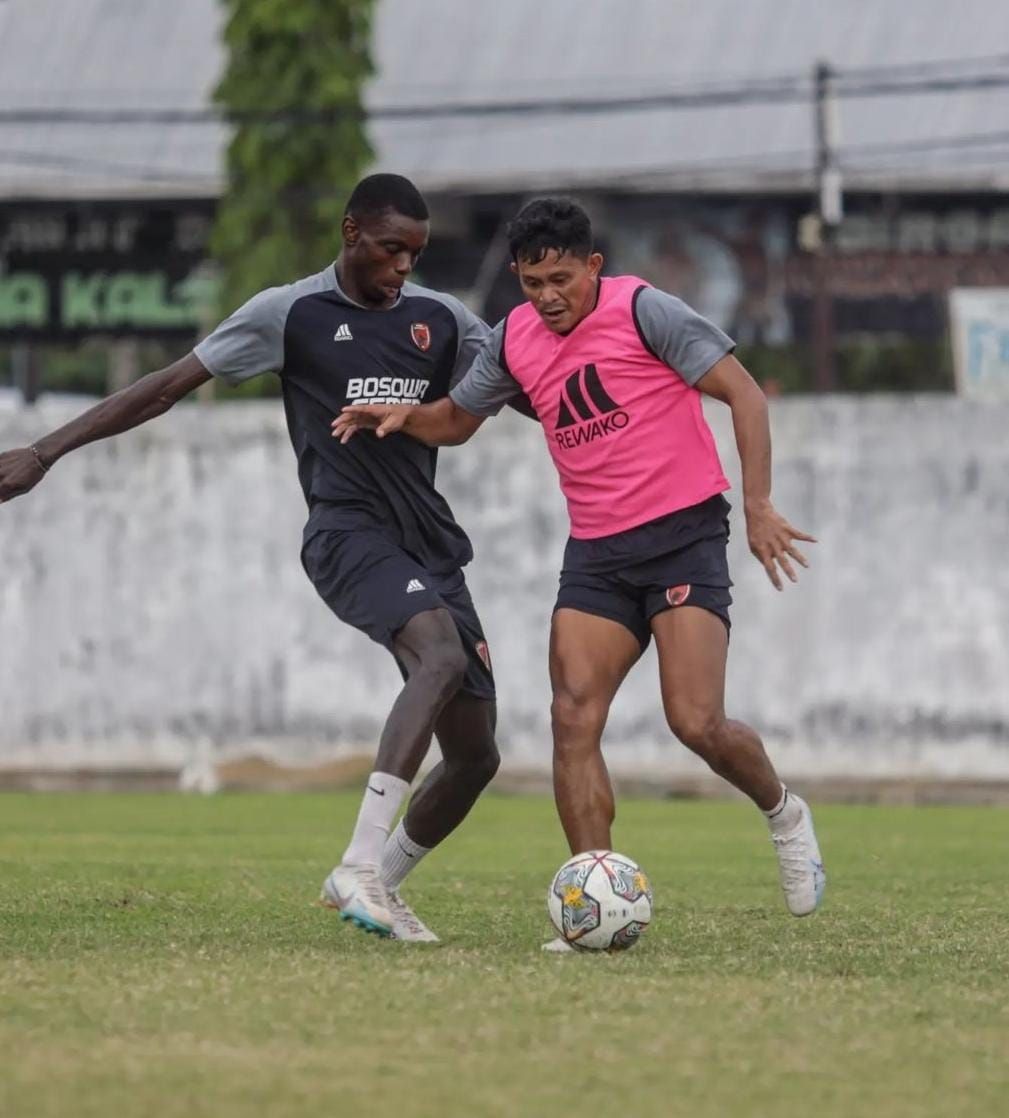Pemain PSM Makassar Adilson Silva berduel dengan Rizky Pellu dalam sesi latihan di Stadion Kalegowa.
