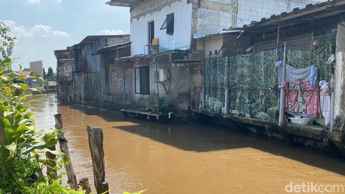 Pemkot Jaktim mau merelokasi warga bantaran Kali Baru Hek Kramat Jati karena aliran air berkali-kali meluap ke Jalan Raya Bogor. Ini respons warga. (Fathia NQ/detikcom)