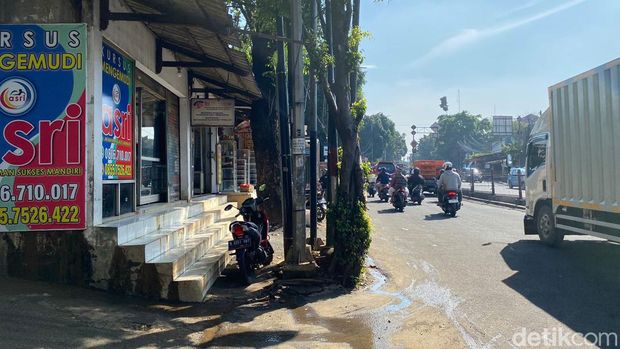 Pemkot Jaktim mau merelokasi warga bantaran Kali Baru Hek Kramat Jati karena aliran air berkali-kali meluap ke Jalan Raya Bogor. Ini respons warga. (Fathia NQ/detikcom)