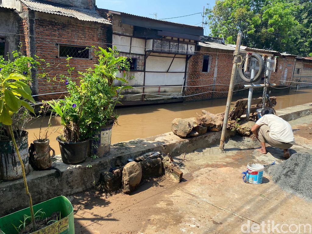 Pemkot Jaktim mau merelokasi warga bantaran Kali Baru Hek Kramat Jati karena aliran air berkali-kali meluap ke Jalan Raya Bogor. Ini respons warga. (Fathia NQ/detikcom)