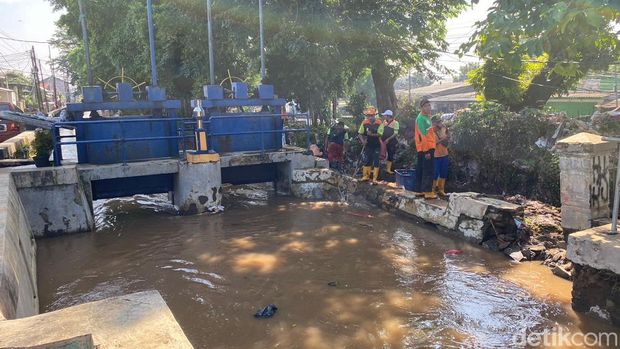 Pemkot Jaktim mengklaim memasang bronjong untuk penanganan sementara usai Kali Baru di HEK Kramat Jati meluap kemarin. Namun, bronjong tersebut belum terlihat. (Fathia/detikcom)