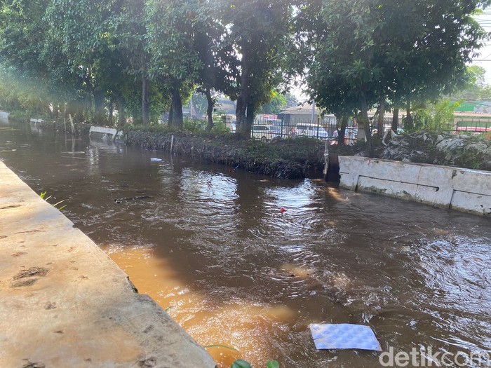 Pemkot Jaktim mengklaim memasang bronjong untuk penanganan sementara usai Kali Baru di HEK Kramat Jati meluap kemarin. Namun, bronjong tersebut belum terlihat. (Fathia/detikcom)