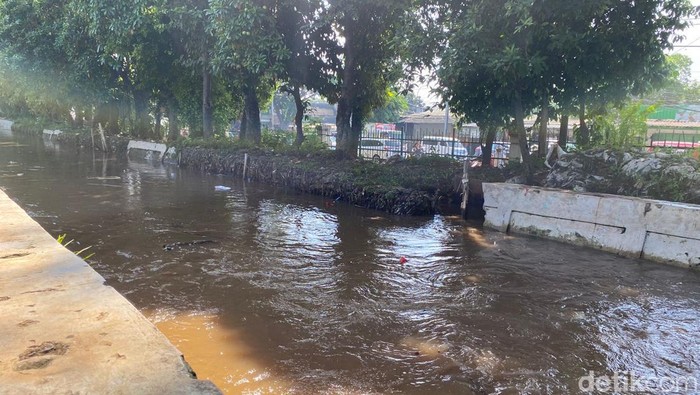 Pemkot Jaktim mengklaim memasang bronjong untuk penanganan sementara usai Kali Baru di HEK Kramat Jati meluap kemarin. Namun, bronjong tersebut belum terlihat. (Fathia/detikcom)
