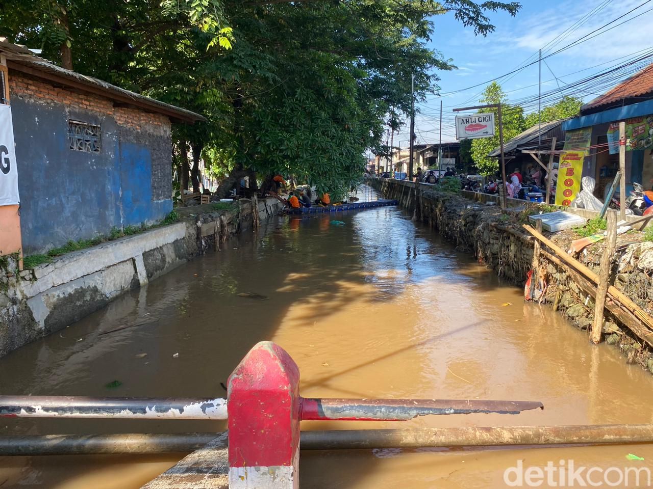 Pemkot Jaktim mengklaim memasang bronjong untuk penanganan sementara usai Kali Baru di HEK Kramat Jati meluap kemarin. Namun, bronjong tersebut belum terlihat. (Fathia/detikcom)