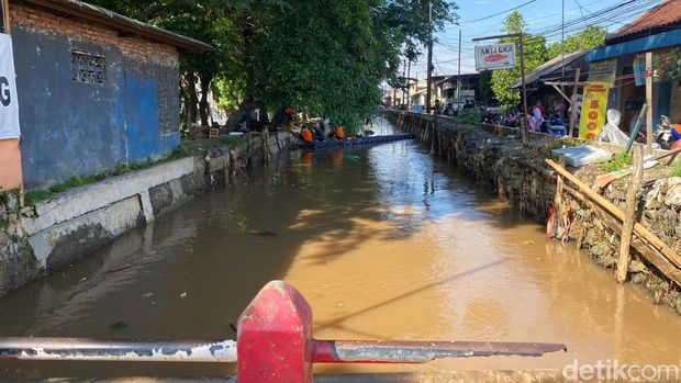 Pemkot Jaktim mengklaim memasang bronjong untuk penanganan sementara usai Kali Baru di HEK Kramat Jati meluap kemarin. Namun, bronjong tersebut belum terlihat. (Fathia/detikcom)