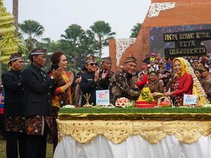 Gunungan Produk Khas Kota Mojokerto Ludes Diserbu Warga di Pesta Rakyat