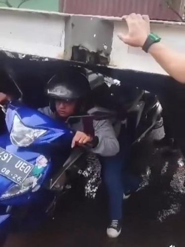 Pemotor nyelinap di bawah kolong kontainer demi hindari macet di Marunda (tangkapan layar)