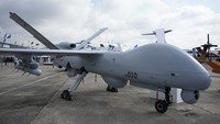 Maket kendaraan udara tak berawak Anka oleh Turkish Aerospace Industries dipamerkan selama Paris Air Show.  