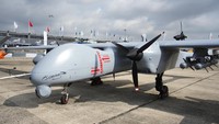 Maket kendaraan udara tak berawak Aksungur oleh Turkish Aerospace Industries dipamerkan selama Paris Air Show.  