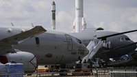 Roket Arianespace terlihat di atas pesawat selama Paris Air Show.  