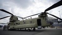 Helikopter Chinook CH-47F Angkatan Darat A.S. dipamerkan selama Paris Air Show.  