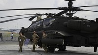 Helikopter serang Apache AH-64 Angkatan Darat A.S. dipamerkan selama Paris Air Show.  