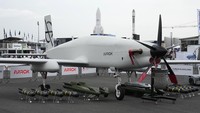 Sebuah pesawat tak berawak dengan ketinggian menengah militer bernama Aarok dan dibuat oleh kelompok Prancis Turgis dan Gaillard dipresentasikan di International Paris Air Show. AP/Michel Euler  