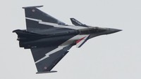 Jet Dassault Rafale melakukan penerbangan demonstrasi selama Paris Air Show.  