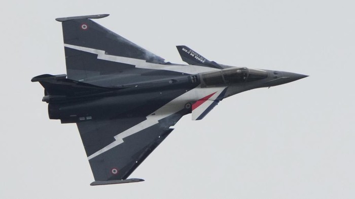 Penampakan Jet Tempur hingga Drone Canggih di Paris Air Show The Dassault Rafale jet performs a demonstration flight during the Paris Air Show in Le Bourget, north of Paris, France, Monday, June 19, 2023. (AP Photo/Lewis Joly)
