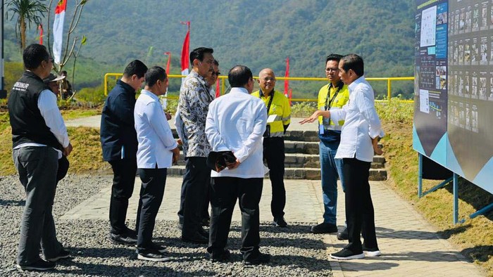 Penampakan Proyek Smelter Amman Mineral yang Dipantau Jokowi Presiden Jokowi meninjau pembangunan smelter milik PT Amman Mineral Nusa Tenggara (AMNT) di NTB. Jokowi menyebut smelter ini akan selesai tahun depan.