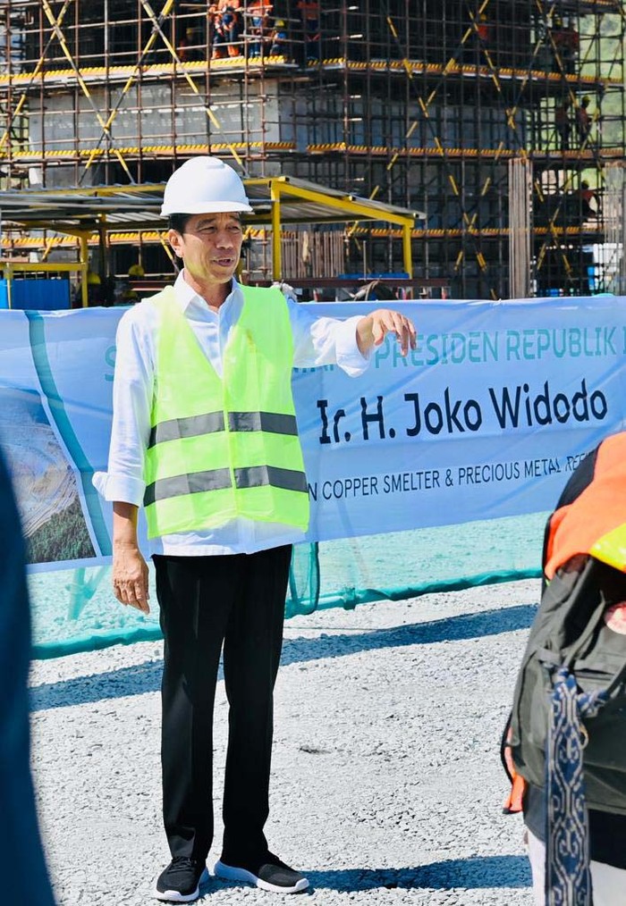 Presiden Jokowi meninjau pembangunan smelter milik PT Amman Mineral Nusa Tenggara (AMNT) di NTB. Jokowi menyebut smelter ini akan selesai tahun depan.