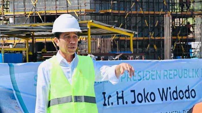 Presiden Jokowi meninjau pembangunan smelter milik PT Amman Mineral Nusa Tenggara (AMNT) di NTB. Jokowi menyebut smelter ini akan selesai tahun depan.