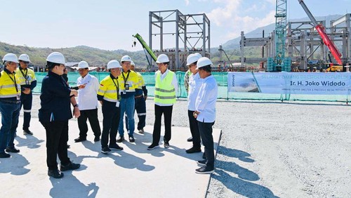 Presiden Jokowi meninjau pembangunan smelter milik PT Amman Mineral Nusa Tenggara (AMNT) di NTB. Jokowi menyebut smelter ini akan selesai tahun depan.