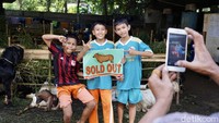 Tak hanya orang dewasa, anak-anak pun datang untuk menonton hewan kurban yang dijual di kolong tol.  