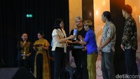 Komunitas Hong sebagai Pusat Kajian mainan Rakyat bersemangat melestarikan produk mainan rakyat sebagi artefak budaya agar tidak punah. Usai penganugerahan, Zaini mengatakan saat ini Komunitas Hong sudah menyebar di 34 provinsi di seluruh Indonesia dan berhasil mengumpulkan 2.600 permainan tradisional.