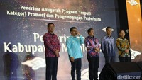 10 kategori lain diantaranya, Pengembangan Pendidikan Keagamaan, Penggerak Industri Lokal, Promosi & Pengembangan Pariwisata, Perlindungan & Pelestarian Lingkungan Hidup, Badan Usaha Peduli UMKM, Inovasi Transaksi Berbasis Elektronik, Proteksi Pekerja Migran, Pemajuan Budaya Lokal, dan Pelayanan Keluarga Sehat.