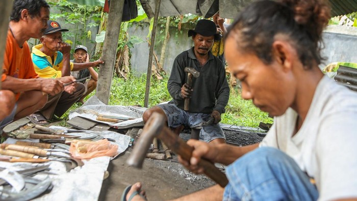 Perajin menyelesaikan pembuatan pisau di Gamping, Sleman, DI Yogyakarta, Senin (20/6/2023). Menjelang Idul Adha 1444 H permintaan pisau yang dibuat dengan cara tradisional dengan bahan baku baja bekas itu dijual dengan harga Rp30 ribu hingga Rp200 ribu per buah itu mengalami peningkatan dibandingkan hari biasa. ANTARA FOTO/Hendra Nurdiyansyah/foc.