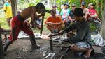Perajin Pisau dari Baja Bekas Banjir Pesanan Jelang Idul Adha