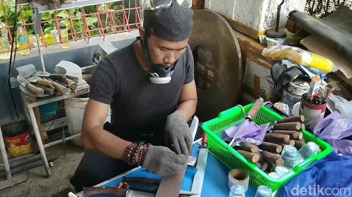 Perajin pisau di Tegal kebanjiran pesanan jelang Idul Adha 2023. Foto diambil pada Selasa (20/6/2023).