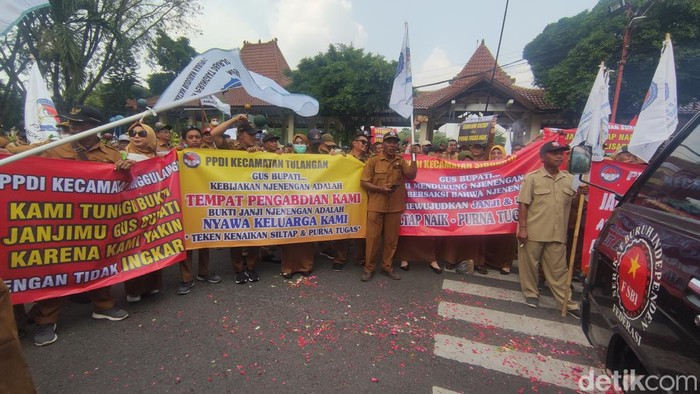Perangkat desa di Sidoarjo demo