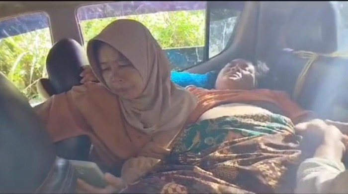 Perjuangan Ibu Di Merangin Hampir Melahirkan Di Jalan Rusak Berlumpur