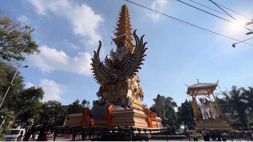 Persiapan upacara pelebon Raja Denpasar IX dari Puri Agung Denpasar Ida Tjokorda Ngurah Jambe Pemecutan.