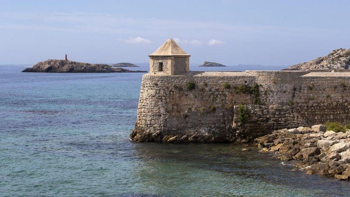 Pesona Ibiza yang Jadi Primadona Wisata Dunia Reputasi Ibiza sebagai salah satu destinasi liburan level dunia sudah tidak perlu diragukan lagi. Banyak sudut menawan di wilayah yang merupakan bagian dari Spanyol.