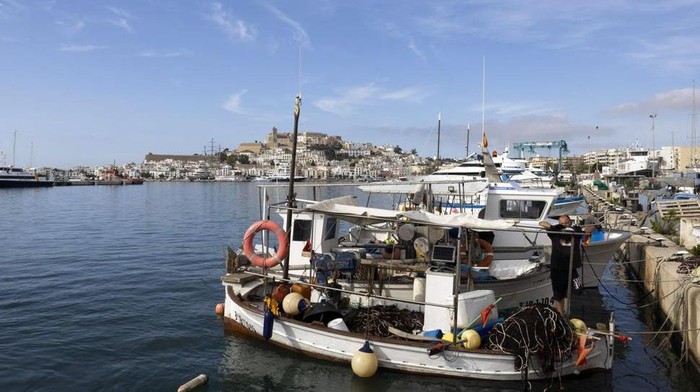 Pesona Ibiza yang Jadi Primadona Wisata Dunia Reputasi Ibiza sebagai salah satu destinasi liburan level dunia sudah tidak perlu diragukan lagi. Banyak sudut menawan di wilayah yang merupakan bagian dari Spanyol.