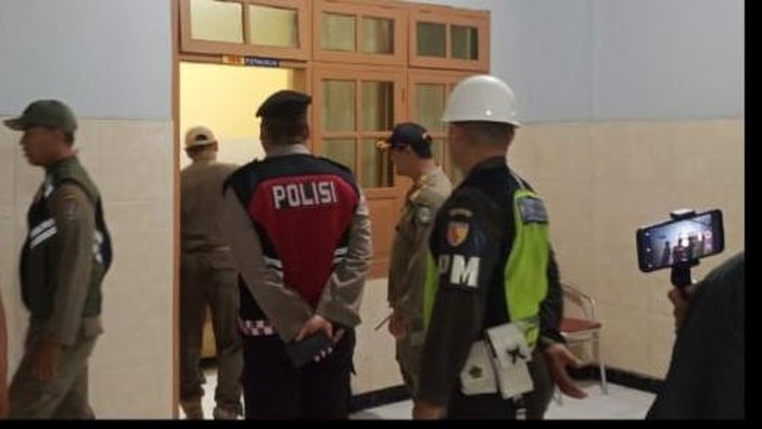 Petugas gabungan di Tuban menggelar razia hotel melati dan warkop