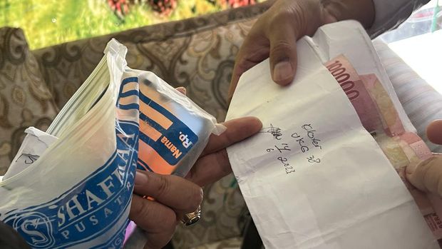 Petugas PPIH Arab Saudi mengembalikan barang jemaah Indonesia