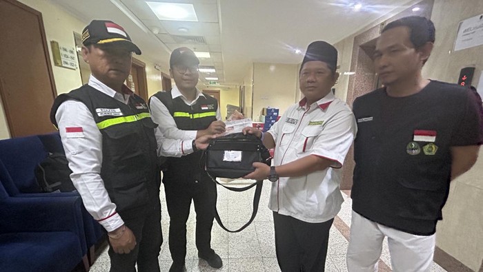 Petugas PPIH Arab Saudi mengembalikan barang jemaah Indonesia
