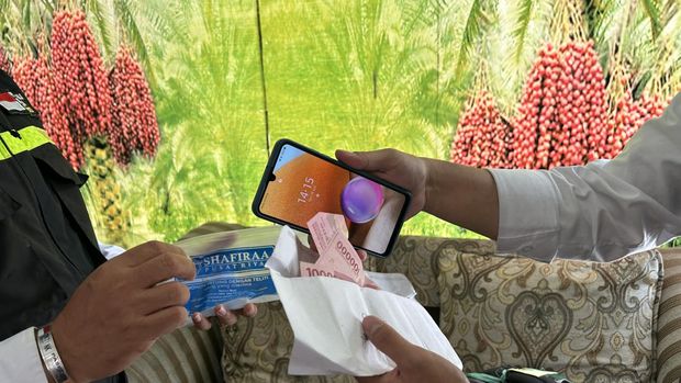 Petugas PPIH Arab Saudi mengembalikan barang jemaah Indonesia