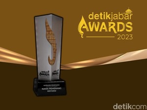 Pejuang Nelayan Ono Surono Dianugerahi Piala detikJabar Awards 2023