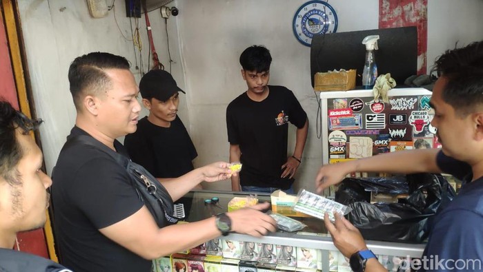 Polres Jaksel menindak toko kelontong yang menjual obat terlarang