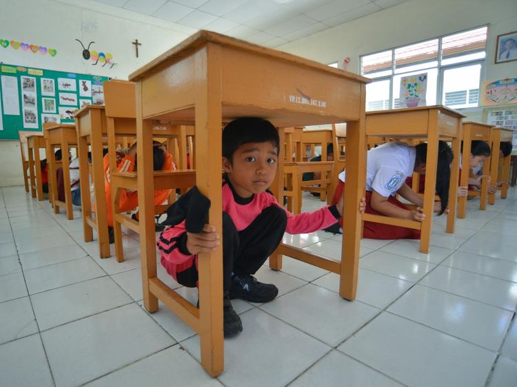 Antusias Anak-anak SD di Padang Ikut Simulasi Gempa dan Tsunami