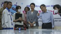 Hari ketiga di Indonesia, Kaisar Jepang Naruhito beserta Permaisuri Masako mengunjungi Perguruan Tinggi di Jakarta dan SMK di Cikarang.  