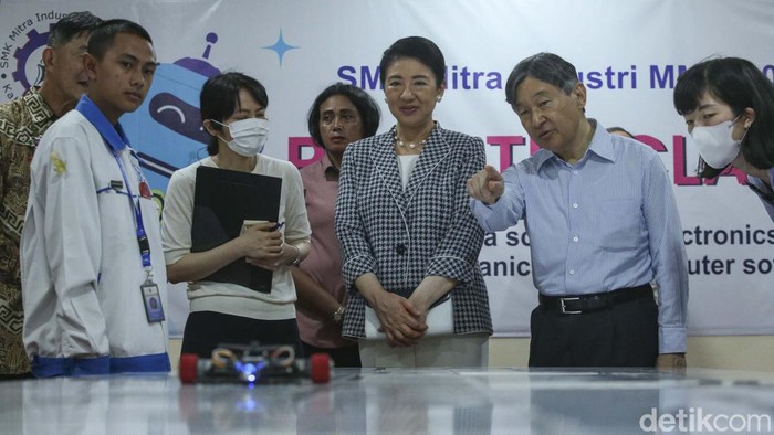 Hari ketiga di Indonesia, Kaisar Jepang Naruhito beserta Permaisuri Masako mengunjungi Perguruan Tinggi di Jakarta dan SMK di Cikarang. Begini potretnya.