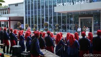 Kedatangannya langsung disambut oleh para siswa dengan alunan musik angklung.  