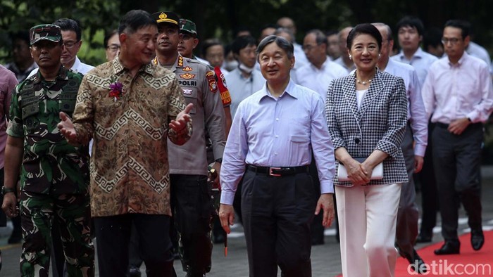 Hari ketiga di Indonesia, Kaisar Jepang Naruhito beserta Permaisuri Masako mengunjungi Perguruan Tinggi di Jakarta dan SMK di Cikarang. Begini potretnya.